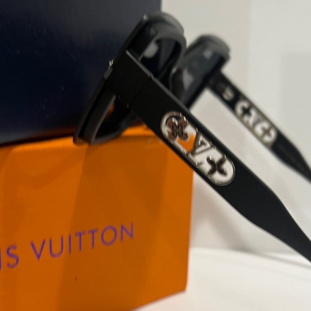 Louis Vuitton Black Square Sunglasses with Dark Gray Lenses - Picture 9 of 9